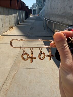 4 in.  Bag’s charm XOXO / safety pin